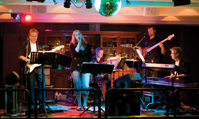 Anne & Rulette
Banketti, Kotka 2008.
Avainsanat: Anne & Rulette Banketti Kotka tanssimusiikki