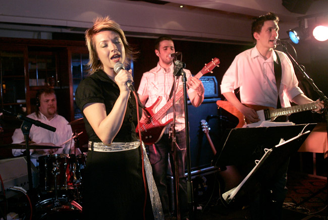 Annika Eklund ja Casino
Banketti, Kotka, Toukokuu 2006.
Avainsanat: Annika Eklund Casino Shanghain valot orkesteri solisti Banketti