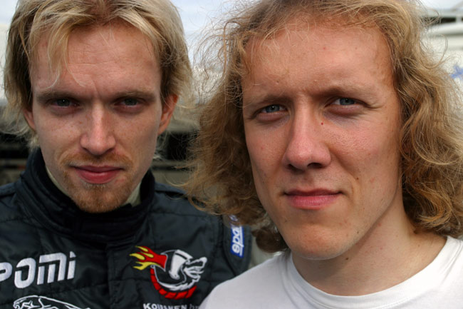 Anssi ja Sipe
Koiranen bros. motorsportin kuljettajakaksikko F3-sarjassa 2004.
Avainsanat: Anssi Kela haalari Sipe Santapukki varikko tallikaverit kilpa-ajaja kilpa-autoilu