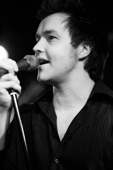 Antti Raiski
Mulligan's, Kouvola 2007.
Avainsanat: Antti Raiski tangokuningas mulligans Mulligan's Kouvola miessolisti mustavalkoinen komea