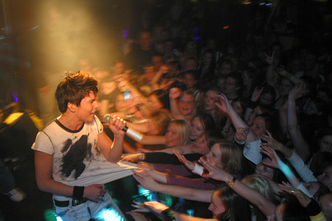 Antilla on kysyntää
Ihailijat ovat saamassa otteen Antti Tuiskusta. Amarillo, Kotka 2004.
Avainsanat: Antti Tuisku tytöt ihailijat fani kirkua repiä paita yleisö