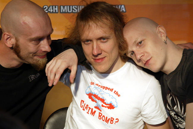 Apulanta 2005
Apulanta poseeraa Live 05 -keikan jälkeen, Helsinki 2005.
Avainsanat: Apulanta Parta-Sami Sipe Santapukki Toni Wirtanen poseerata kolmikko trio pahempi toistaan kumpikin on