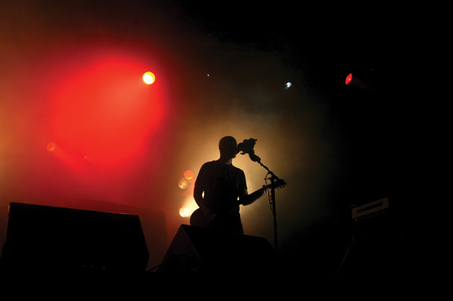 Toni rokkaa yön pimeydessä
Jurassic Rock, Visulanti, Mikkeli 2007.
Avainsanat: Apulanta Toni Wirtanen tulkita välittäjäaine välittää tunteita pimeää silhuetti lavalla monitorit