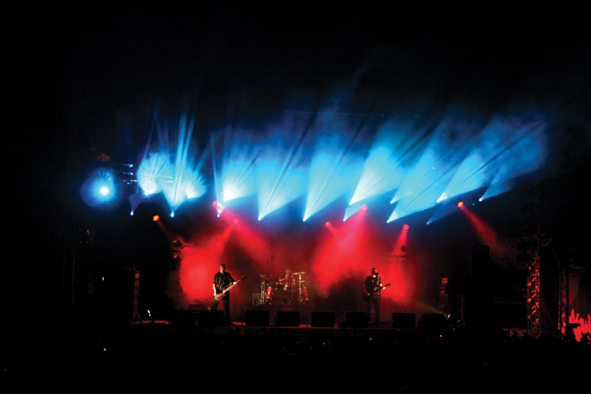 Värivalot ja Apulanta
Jurassic Rock, Mikkeli 2007.
Avainsanat: Apulanta Parta-Sami Lehtinen basisti Sipe Santapukki rummut Toni Wirtanen lava festivaali yleisö Mikkeli Visulahti värivalot valojuovat