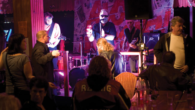 Avo Heyskanen lavalla
Asema pub, Kotka 2010
Avainsanat: Avo Heyskanen Asema pub Jari Räsänen Ismo Forss Pekka Stirkkinen Juha Lampikari Avo Heyskanen lavalla
Asema pub, Kotka 2010
Avainsanat: Avo Heyskanen Asema pub Jari Räsänen Ismo Forss Pekka Stirkkinen Juha Lampikari