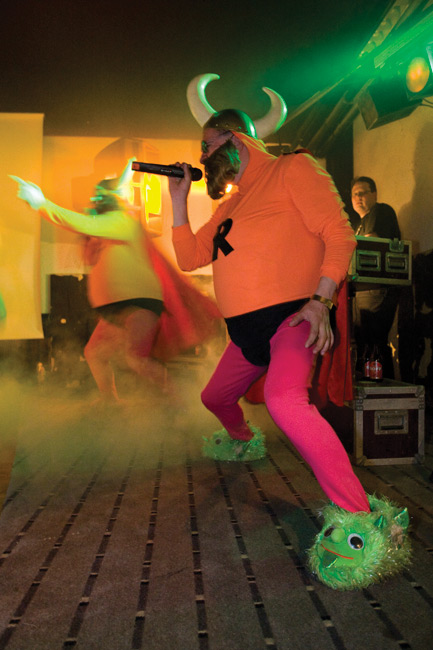 Tossut
Bat & Ryyd, Club Bakkanaali, Pyhtää 2008.
Avainsanat: Bat & Ryyd Batman ja Ryydman voi ryydana sarvet trikoot vatsa tossut Clun Bakkanaali Pyhtää Huutjärvi Tossut
Bat & Ryyd, Club Bakkanaali, Pyhtää 2008.
Avainsanat: Bat & Ryyd Batman ja Ryydman voi ryydana sarvet trikoot vatsa tossut Clun Bakkanaali Pyhtää Huutjärvi