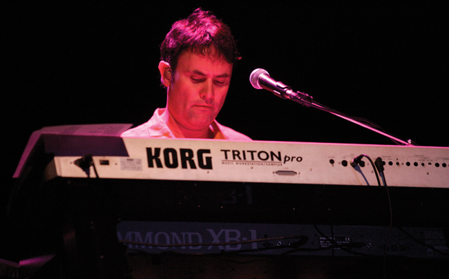 Kosketinsoittaja
Avainsanat: Beach Boys kosketinsoittaja Korg triton Hammon XP-1 matto stemmat