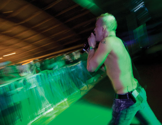 Jaakolla on vauhti päällä
... koko keikan ajan. Kotka 2008.
Avainsanat: Beats and Styles Seukkarit Kotka Ruonalan urheiluhalli DJ Control Jaakko Manninen yleisö liike ilman paitaa Jaakolla on vauhti päällä
... koko keikan ajan. Kotka 2008.
Avainsanat: Beats and Styles Seukkarit Kotka Ruonalan urheiluhalli DJ Control Jaakko Manninen yleisö liike ilman paitaa