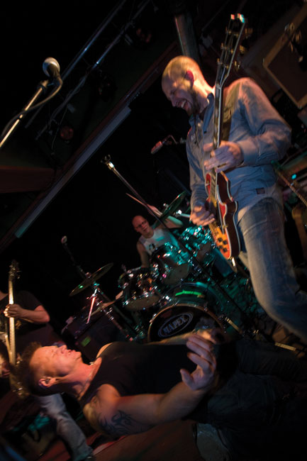 Kuka soittaa sooloa?
Benny Lover, Kouvola 09.
Avainsanat: Benny Lover Kouvola Mulligan's mulligans cover bailukone
