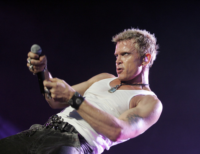 Narua pitkin
Billy hinaa itseään lähemmäs lavan reunaa.
Avainsanat: Billy Idol kiivetä esittää show liike rokkari englantilainen britti