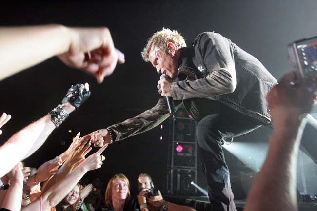 Kontakti
Billy hurmaa eturivia - koko ajan, Hartwall Areena, Helsnki 2006.
Avainsanat: Billy Idol eturivi yleisö lavan reuna kuvaajat kamera kädet fanittaa ihailla blondi