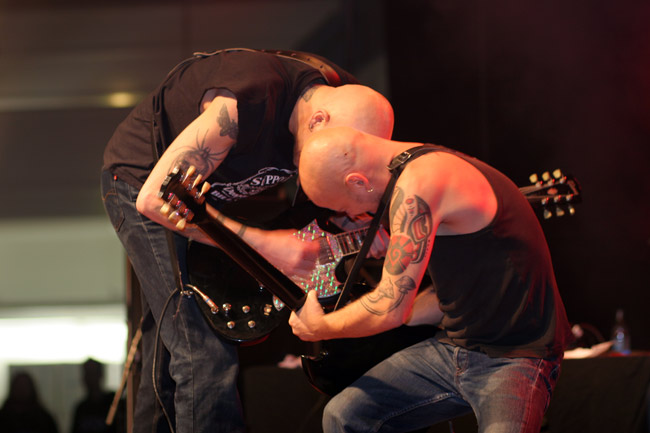C'mon
Blake-kitaristi pistävät showksi, Kouvola 2005.
Avainsanat: Blake kitaristi show soolo kalju räntämetalli esiintyä kumarassa