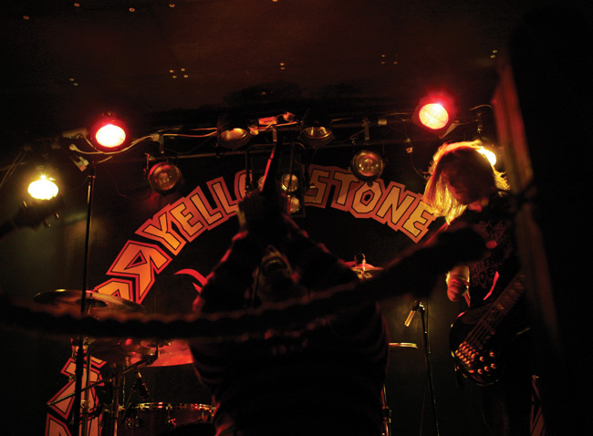 Yellowstone
Bleak, Yellowstone, Kotka 2006.
Avainsanat: Bleak Yellowstone naru takana polvillaan Caleb epätarkka tausta takaseinä kyltti logo Zeta Yellowstone
Bleak, Yellowstone, Kotka 2006.
Avainsanat: Bleak Yellowstone naru takana polvillaan Caleb epätarkka tausta takaseinä kyltti logo Zeta