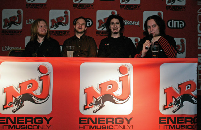 Ja meillä kaikilla oli niin mukavaa
Ajoissa paikalle saapunut haastattelukokoonpano
Avainsanat: Bleak haastattelu NRJ iloiset nauraa iloinen logo energy hit music only Caleb Zeta Junior Madu