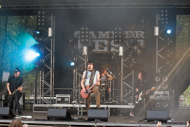Tammerfest
Bloopit, toiseksi viimeinen keikka, Tampere 2007.
Avainsanat: Bloodpit Matthau Mikojan Matti Mikkonen Alarik Valamo Tammerfest Tampere Paavo Pekkonen Aleksi Keränen Tammerfest
Bloopit, toiseksi viimeinen keikka, Tampere 2007.
Avainsanat: Bloodpit Matthau Mikojan Matti Mikkonen Alarik Valamo Tammerfest Tampere Paavo Pekkonen Aleksi Keränen