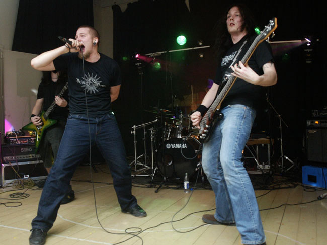 Bonegrinder
Bonegrinder bändi-illassa Kotkan nuorisokeskuksessa 2004.
Avainsanat: Bonegrinder nuorisotalo nuorisokeskus bändi-ilta metallia