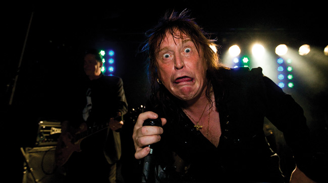 Tommi Läntinen
... on vakavasti otettava solisti...
Avainsanat: Boycott classic rock Kouvola Vaakuna Marilyn Tommi Läntinen irvistää pelleillä leikkiä poseerata
