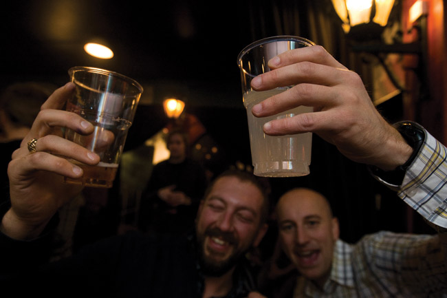 Pojat ottaa kippoa
Avainsanat: Bujashaka Kairo Kotka bileet alkoholijuoma juoda ryypätä muovituoppi olut