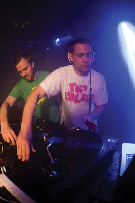 Synkronisoitua pyöritystä
Top Billin
Avainsanat: Bujashaka Kairo Kotka bileet dj levyn pyöritys Top Billin
