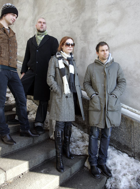 Portailla
The Cardigans (ilman Lassea).
Avainsanat: the Cardigans Peter Svensson Nina Persson Bengt Lagerberg Magnus Sveningsson Ruotsi ruotsalainen portaat poseerata kädet taskussa Portailla
The Cardigans (ilman Lassea).
Avainsanat: the Cardigans Peter Svensson Nina Persson Bengt Lagerberg Magnus Sveningsson Ruotsi ruotsalainen portaat poseerata kädet taskussa