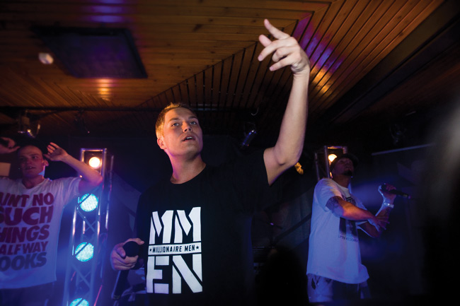 Eksä tiedä kuka mä luulen olevani
Cheek, Hotelli Kantri, Kouvola 2009.
Avainsanat: Cheek Hotelli Kantri Inkeroinen Kouvola rap hip hop käsi sormi TS Jare Henrik Tiihonen