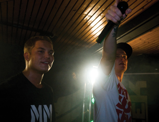Cheek ja TS
Avainsanat: Cheek Hotelli Kantri Inkeroinen Kouvola rap hip hop käsi sormi TS Jare Henrik Tiihonen Cheek ja TS
Avainsanat: Cheek Hotelli Kantri Inkeroinen Kouvola rap hip hop käsi sormi TS Jare Henrik Tiihonen