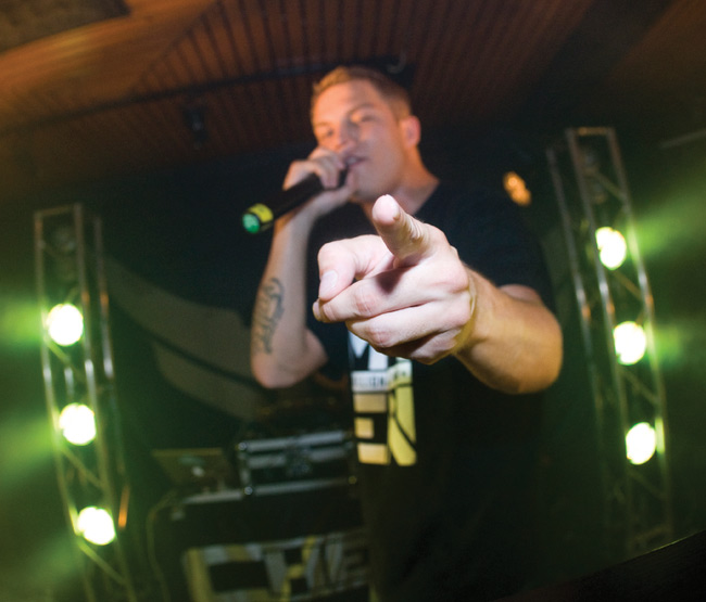 Jos mä oisin sä
Cheek
Avainsanat: Cheek Hotelli Kantri Inkeroinen Kouvola rap hip hop käsi sormi