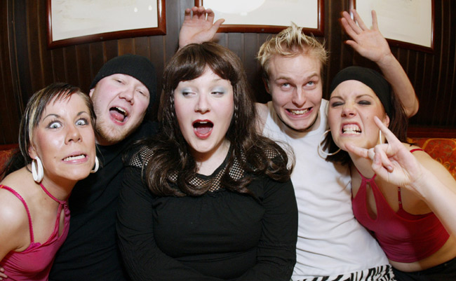 Hirmuinen Chorale!
Chorale irvistää.
Avainsanat: Chorale Tero Laihanen Markus Ahola Lydia Luoma-aho Ellu Tii dance europop bilemusa univiidakko