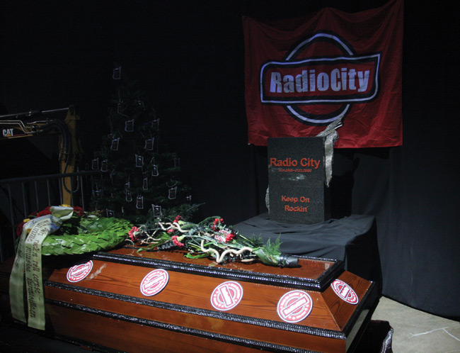 Arkku ja kivi
Vainaja lepää, yleisö ei, Kaapelitehdas, Helsinki 2006.
Avainsanat: Arkku vainaja loppua Radio City cityn hautajaiset hautakivi ruumis kuollut loppu ohi Keep on rockin' kauniskivi