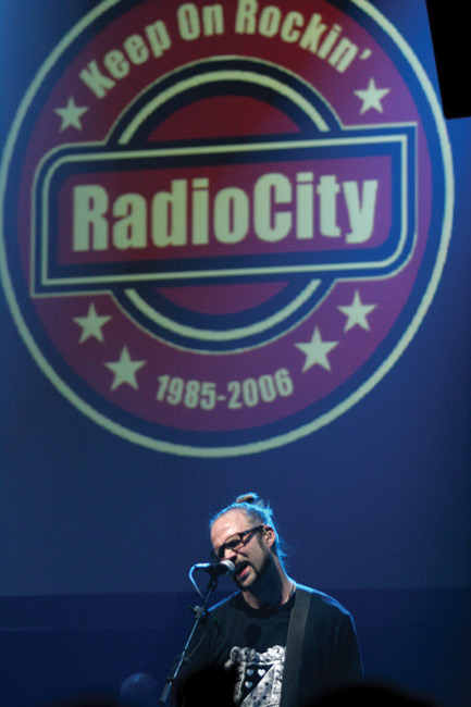 Kie ja keep on rockin'
Avainsanat: Radio City Keep on Rockin' hautajaiset Kie von Hertzen Brothers kyltti logo laulaa taustalla