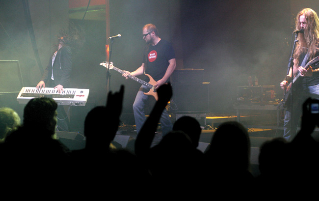 Teollisuus ja työläiset
Avainsanat: Radio City Kotiteollisuus yleisö työläiset kädet Tuomas Holopainen Janne Hongisto Jouni Hynynen