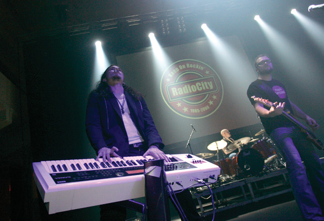 Vieraileva kosketinsoittaja
Tuomas Holopainen Kotiteollisuuden tukena
Avainsanat: Kotiteollisuus Radio City hautajaiset vieraileva kosketinsoittaja Tuomas Holopainen Jari SInkkonen Janne Hongisto