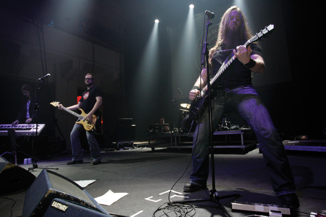 Kotiteollisuutta
Hynysen jengi Holopaisella.
Avainsanat: Kotiteollisuus Jouni Hynynen Janne Hongisto Tuomas Holopainen Radio City hautajaiset rock lava laput kaapelitehdas Helsinki