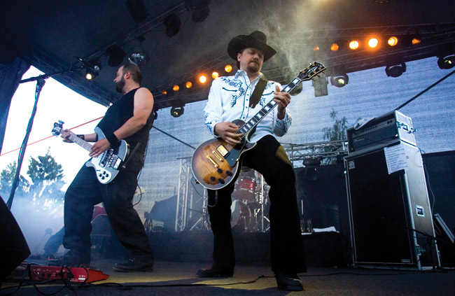 "Taivaan lapset repeilleet, kun pilvet pienillä haavoilla"
Yrjänä ja Halmkrona
Avainsanat: CMX A W Yrjänä Janne Halmkrona Taivaan lapset laajakulma