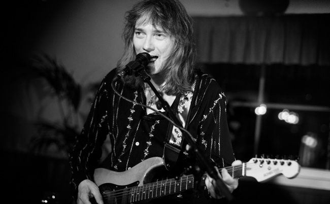 Popeda-kitaristi yksin
Costello pitää soolokeikoista, koska ne ovat niin paljastavia, Elimäki 2008.
Avainsanat: Costello Hautamäki Vesa-Pekka Elimäki Alppiruusu Popeda Hanoi Rocks Sleepy Sleepers iloinen komea kitaristi soolokeikka
