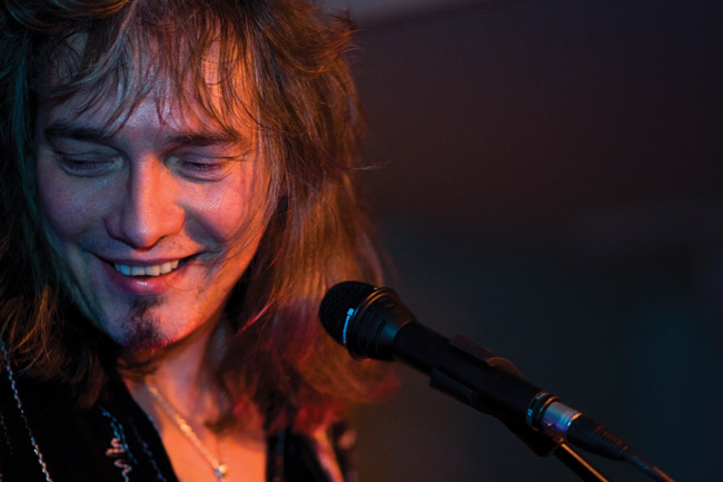 Vilkaisu
Avainsanat: Costello Hautamäki Elimäki Alppiruusu Popeda Hanoi Rocks Sleepy Sleepers iloinen komea kitaristi soolokeikka