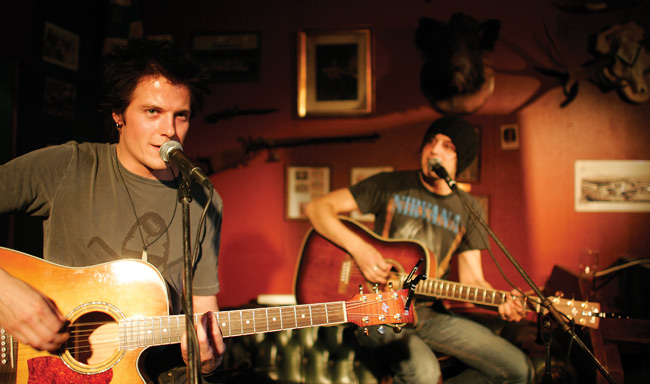 Unplugged
Akustinen Crumbland, Pub Jaakko V, Kotka 2007.
Avainsanat: Crumbland Jontte Teemu akustinen duo In your head tauko jaakko V pub unpugged