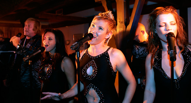 D'Voices ja Danny
Katja, Miina, Varpu ja Danny, Ravintola Karhu, Kotka 2006.
Avainsanat: Danny Ilkka Lipsanen Katja Lukin Miina Mikkonen Varpu Virta näyttävä kaunis iloinen