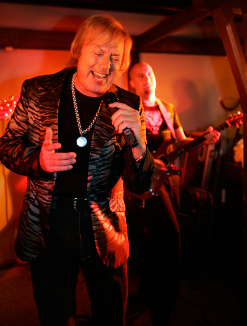 "Polttaa...
"... kesäkatu miestä..."
Avainsanat: Danny Ilkka Lipsanen hyväkuntoinen kohukirja lööppi julkisuus kaulaketju Tie mulle näytä Amarilloon Karhu Karhula