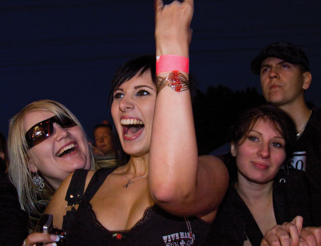 Täst mie tykkään!
Dark River festival parhaimmillaan
Avainsanat: Dark River festival Kotka Kymi Honkala tytöt naiset vauhdikas iloinen seksikäs