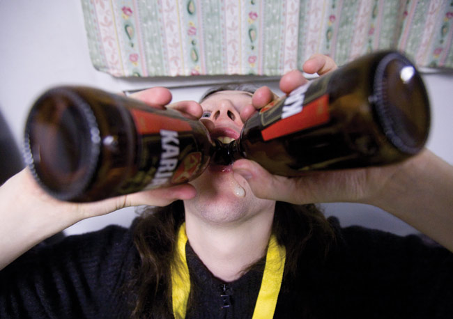 Kaljaa moottöriin!
Moottorin Jyrinä soittaa heviä lapsille ja lapsenmielisille ja osaa - melkein - juoda kahdesta kaljapullosta yhtä aikaa. Pulloissa on tietenkin limpsaa.
Avainsanat: Dark Winter festival Kotka karhula sammmontalo Moottörin jyrinä moottorin kaljaa kahdesta pullosta