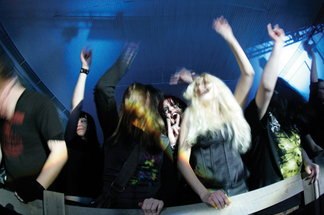 Vauhti päällä
Avainsanat: Dark Winter Fest yleisö eturivi vauhti päällä letti heiluu heuiluttaa käsiä tytöt