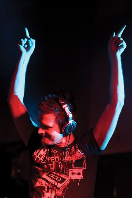 Hands up!
Darude, Kotka 2008.
Avainsanat: Darude Ville Virtanen trance konemusiikki dj Sandstorm kädet ylös hands upylhäällä  Amarillo Kotka sormet