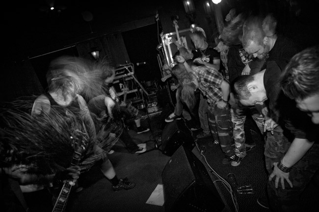 Death row poet
Dauntless ja vatkaavat päät
Avainsanat: Dauntless Kesto-klubi Kotka Kairo Ari Nieminen yleisö liike mosh Death row poet
Dauntless ja vatkaavat päät
Avainsanat: Dauntless Kesto-klubi Kotka Kairo Ari Nieminen yleisö liike mosh