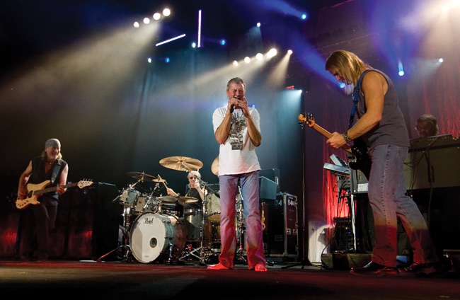 The wide eyed boys with their bags full of money?
Deep Purple 2008
Avainsanat: Deep Purple Jäähalli Helsinki Ian Gillan Steve Morse Paice Don Airey Roger Glover