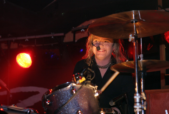 Rummuissa Ari Toikka
Avainsanat: Dingo rummut rumpali Ari Toikka iloinen pelti