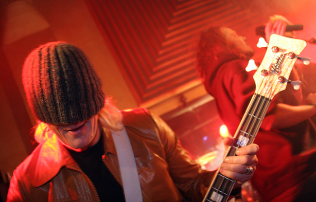 Pipopää
Eve vetää sammutetuin lyhdyin, mutta soitto soi. Pipon omistaja häärii jossan takana.
Avainsanat: Dingo Eve basisti pipo silmillä soittaa esiintyy