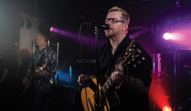 "Kirjoitan...
"...seiniin autiotalojen"
Avainsanat: Dingo Neumann Erik akustinen kitara kirjoitan seiniin autiotalojen