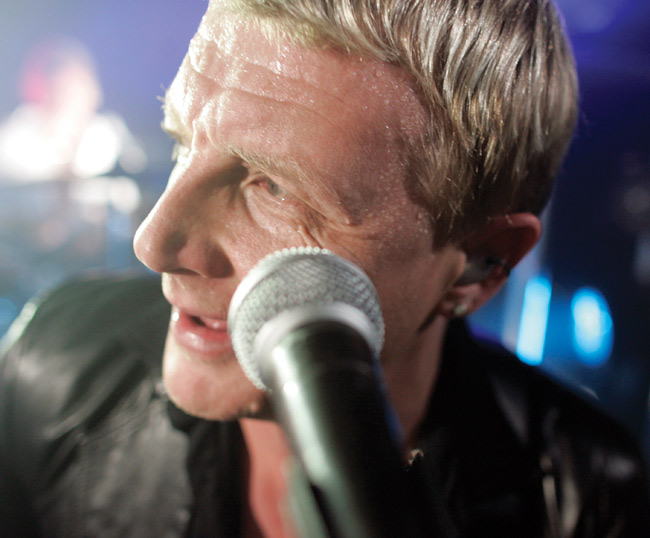 Hikipisarat
Eve aika läheltä.
Avainsanat: Dingo Eve Jarkko hikipisarat kuuma läheltä mikrofoni basisti