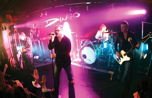 Dingo vetää purppuraa
Vaakuna/Marilyn, Kouvola 2006.
Avainsanat: Dingo Pertti Neumann Jarkko Eve Erik Valkama Pekka Siistonen Ari Toikka nimeni on logo teksti